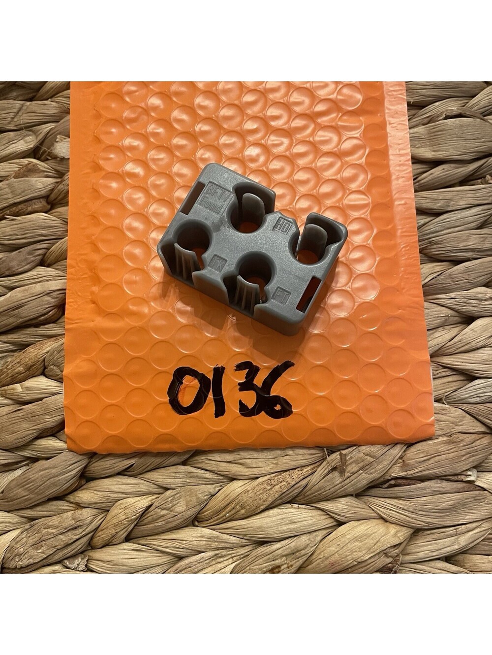 ✅98-99 Mercedes W140 S- CL- Door Lock PSE Vacuum Line Holder 1408001583 #️⃣0136